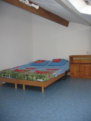 2 bedrooms, iron/ironing board, free WiFi