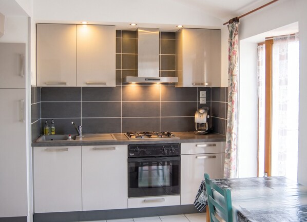 Coffee/tea maker, fridge, microwave, oven