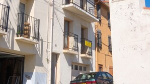 Une vue de rue avec un bâtiment portant l’inscription « RAMPE BELLEVUE » et une voiture garée.