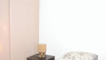 2 bedrooms, iron/ironing board, free WiFi