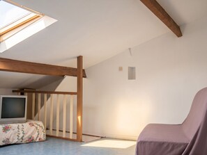 2 bedrooms, iron/ironing board, WiFi (free)