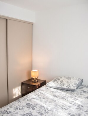 2 bedrooms, iron/ironing board, WiFi (free)