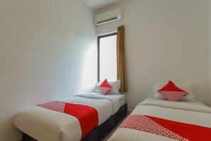 Standard Twin Room | Desk, free WiFi, bed sheets - Hotel O Idola Residence (Jakarta)