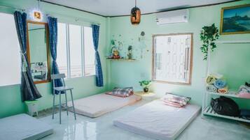 Vierbettzimmer (Mattress Only) | Schreibtisch, Bügeleisen/Bügelbrett, kostenloses WLAN, Bettwäsche