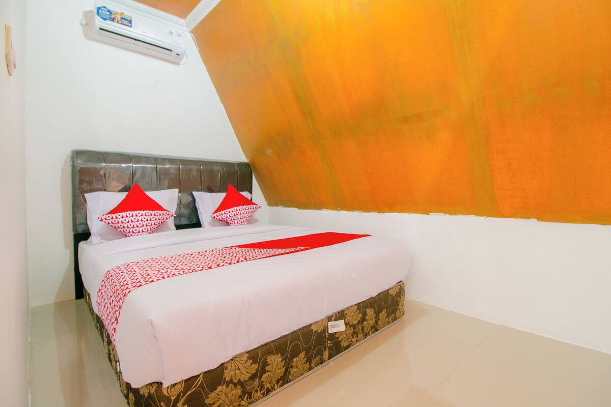 Soundproofing, free WiFi, bed sheets