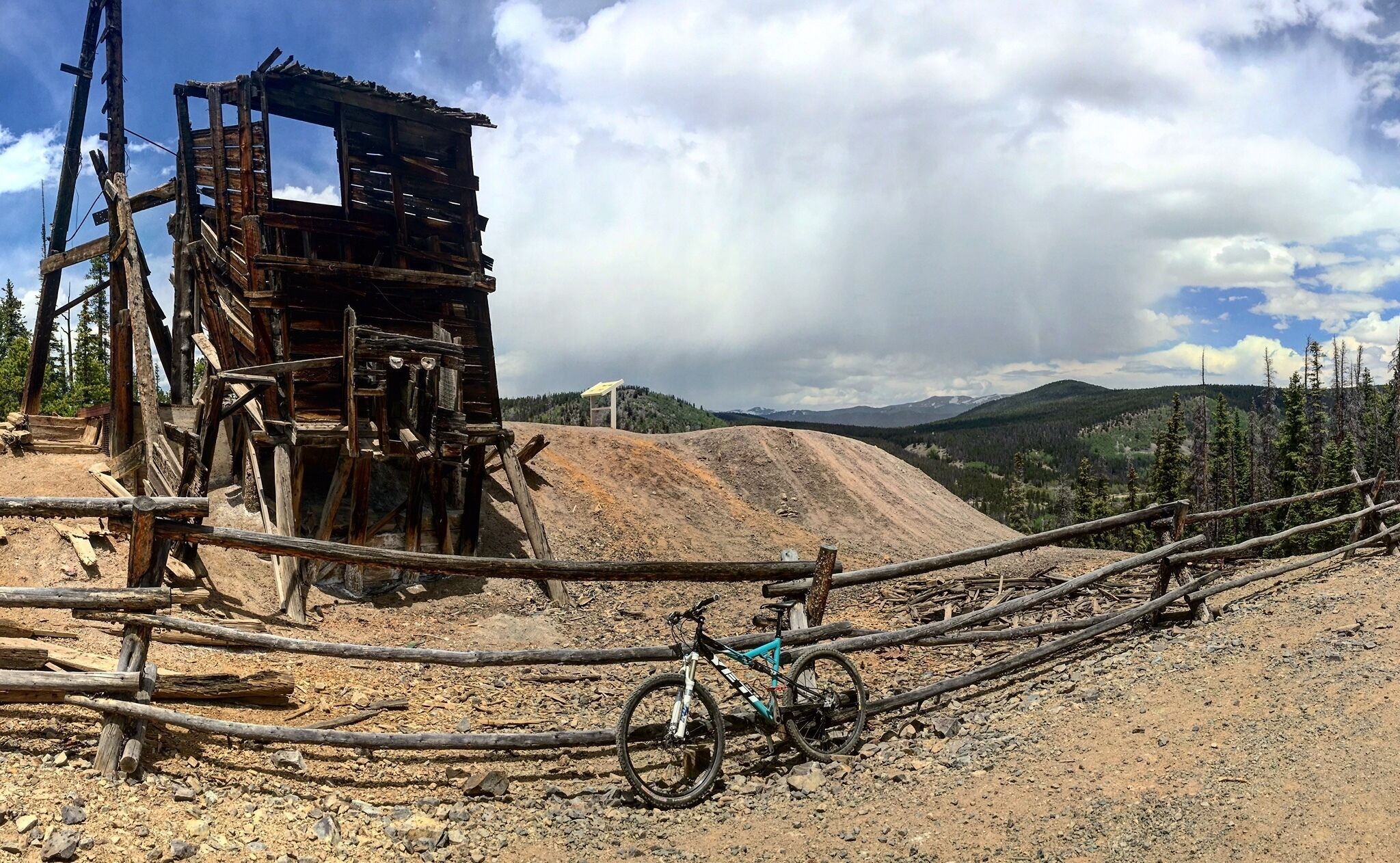 Combined shower/bathtub, hair dryer, towels