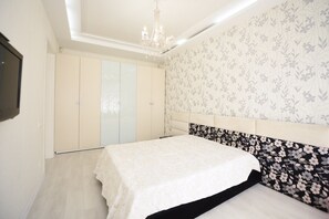1 bedroom - Heart of the city apartment with main street view (Chișinău)