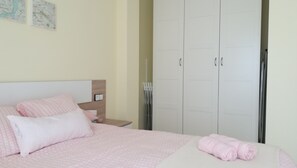 1 bedroom, iron/ironing board, free WiFi, bed sheets - L'APARTAMENT DE LA IAIA. (San Jaime de Enveija)