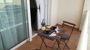 Outdoor dining - L'APARTAMENT DE LA IAIA. (San Jaime de Enveija)