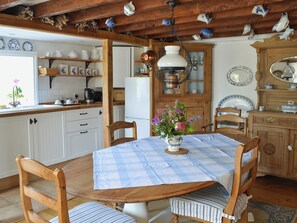 Dining - 2 bedroom accommodation in Wellow, near Yarmouth (Wellow, near Yarmouth)