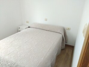 5 chambres, bureau, fer et planche à repasser, lit de bébé portatif