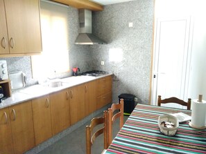 Fridge, microwave, oven, coffee/tea maker
