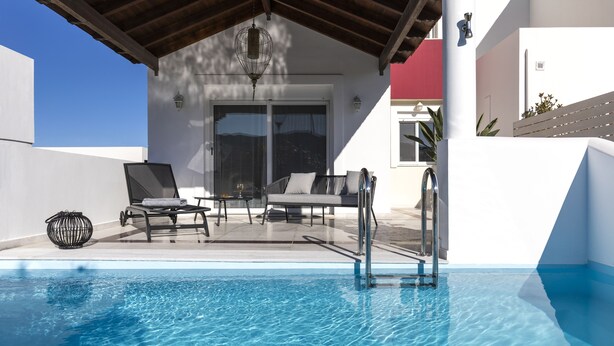 Uma área de piscina com espreguiçadeiras e um terraço envidraçado.