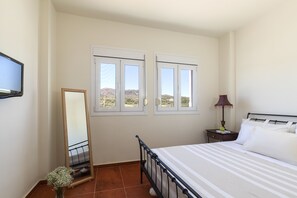 2 개의 침실, 고급 침구, 책상, 방음 설비