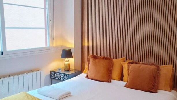 A hotel room with a bed, a nightstand, a lamp, and a window. - FRIDDA HOUSE ATOCHA STATION MADRID (Madrid)