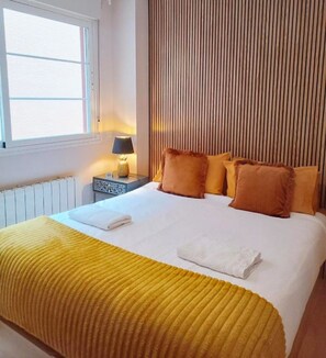 A hotel room with a bed, a nightstand, a lamp, and a window. - FRIDDA HOUSE ATOCHA STATION MADRID (Madrid)