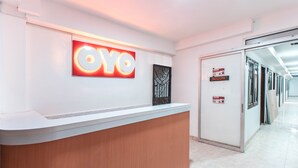Una reception con un cartello 'YOYO', un cartello di benvenuto e una porta con l'indicazione 'Benvenuto'.
