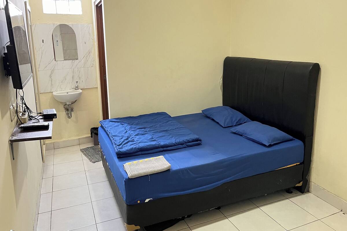 Desk, free WiFi, bed sheets