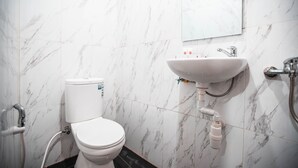 Un bagno con il water, il lavandino e la doccia.