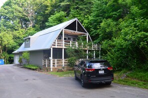 Exterior - Ox Glenn Coach House, below, a mountain retreat (Weaverville)