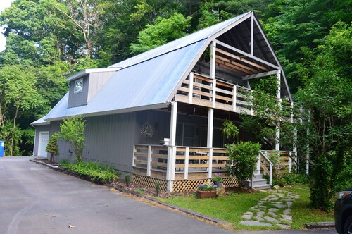 Ox Glenn Coach House, below, a mountain retreat
