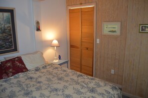 1 bedroom, iron/ironing board, free WiFi, bed sheets - Ox Glenn Coach House, below, a mountain retreat (Weaverville)