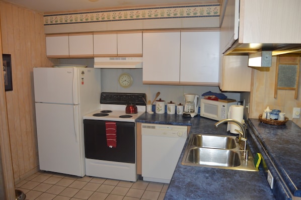 Frigorífico, microondas, horno y placa de cocina
