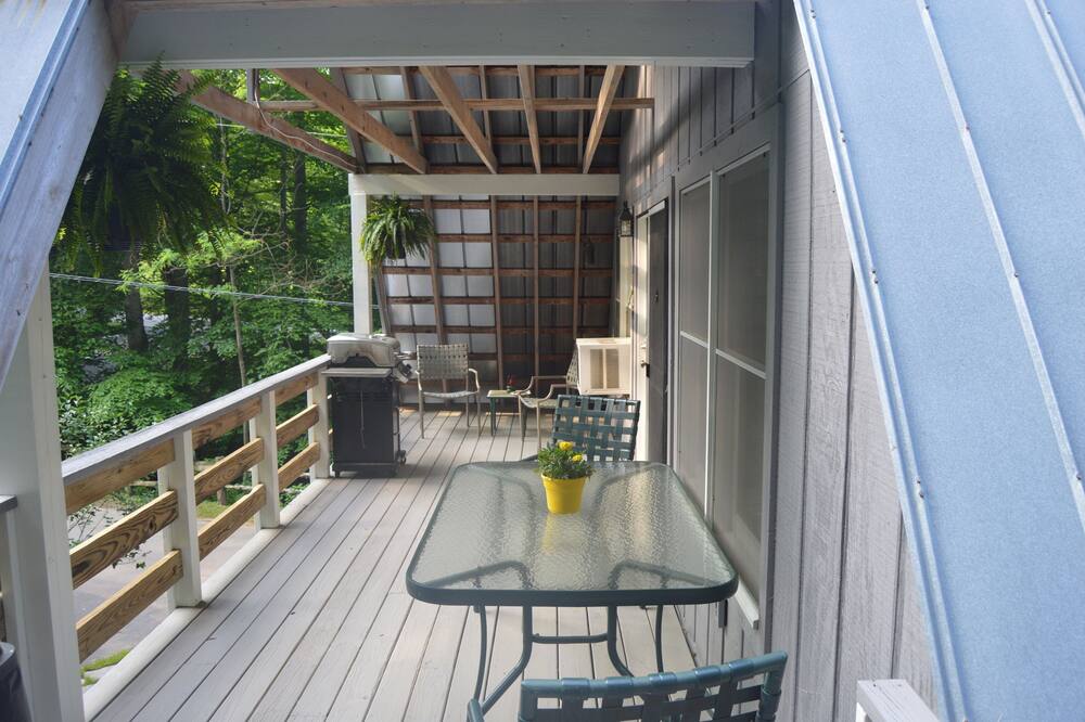 Ox Glenn Coach House, upstairs, a mountain retreat near the Blue Ridge Parkway
