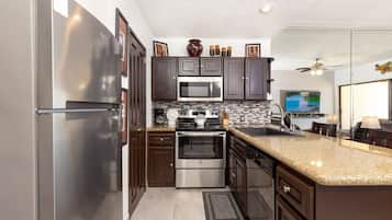 Refrigerador, microondas, horno, placa de cocina