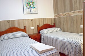 2 Schlafzimmer, Bügeleisen/Bügelbrett, Bettwäsche