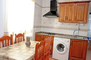 Kühlschrank, Mikrowelle, Herdplatte, Wasserkocher mit Kaffee-/Teezubehör