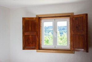 A room with a wooden window frame and two wooden cabinets. - Casas do Vale Vila Nune - Top House (Cabeceiras de Basto)
