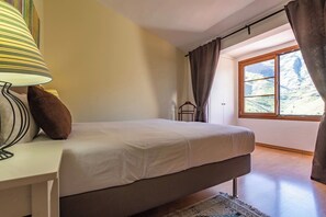 3 quartos, ferros/tábuas de passar roupa, berço de viagem