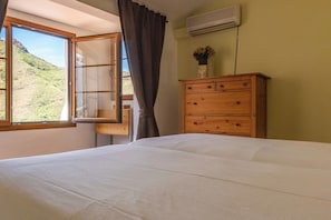 3 slaapkamers, een strijkplank/strijkijzer, reisbedje, gratis wifi