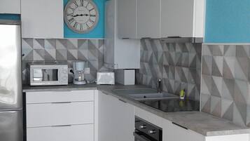 Réfrigérateur, micro-ondes, four, plaque de cuisson