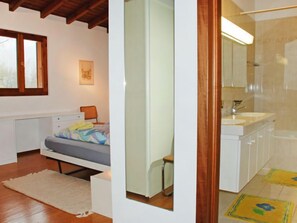 4 bedrooms, iron/ironing board, WiFi