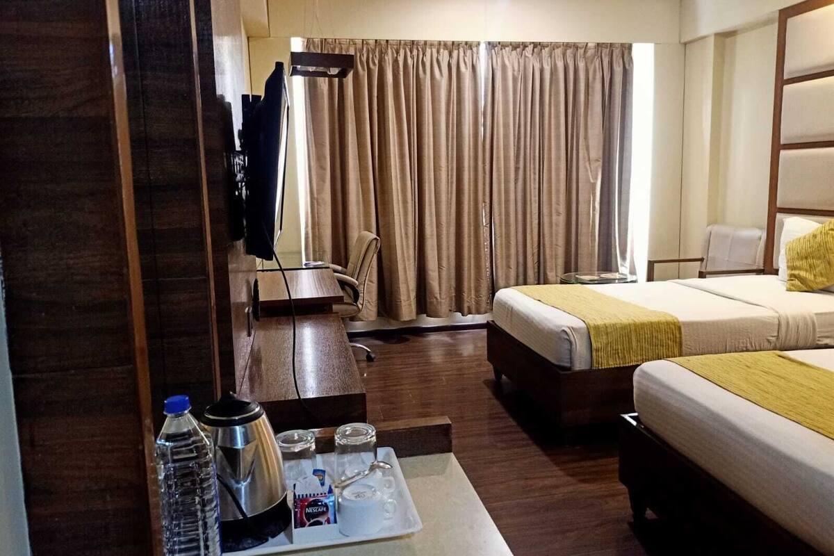 Deluxe Room, 1 Bedroom | Bar mini, peti besi dalam bilik, meja, ruang kerja komputer riba 