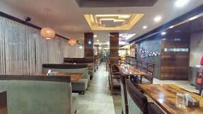 Breakfast, lunch and dinner served - Super Inn Armoise Hotel (Ahmedabad)