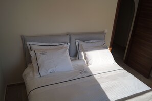 Soundproofing, iron/ironing board, free WiFi, bed sheets - Lagkada Suites (Lefkada)