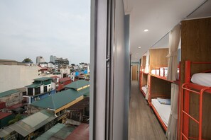 Terrace/patio - Hanoi Backpackers Hostel & Rooftop bar (Hanoi)