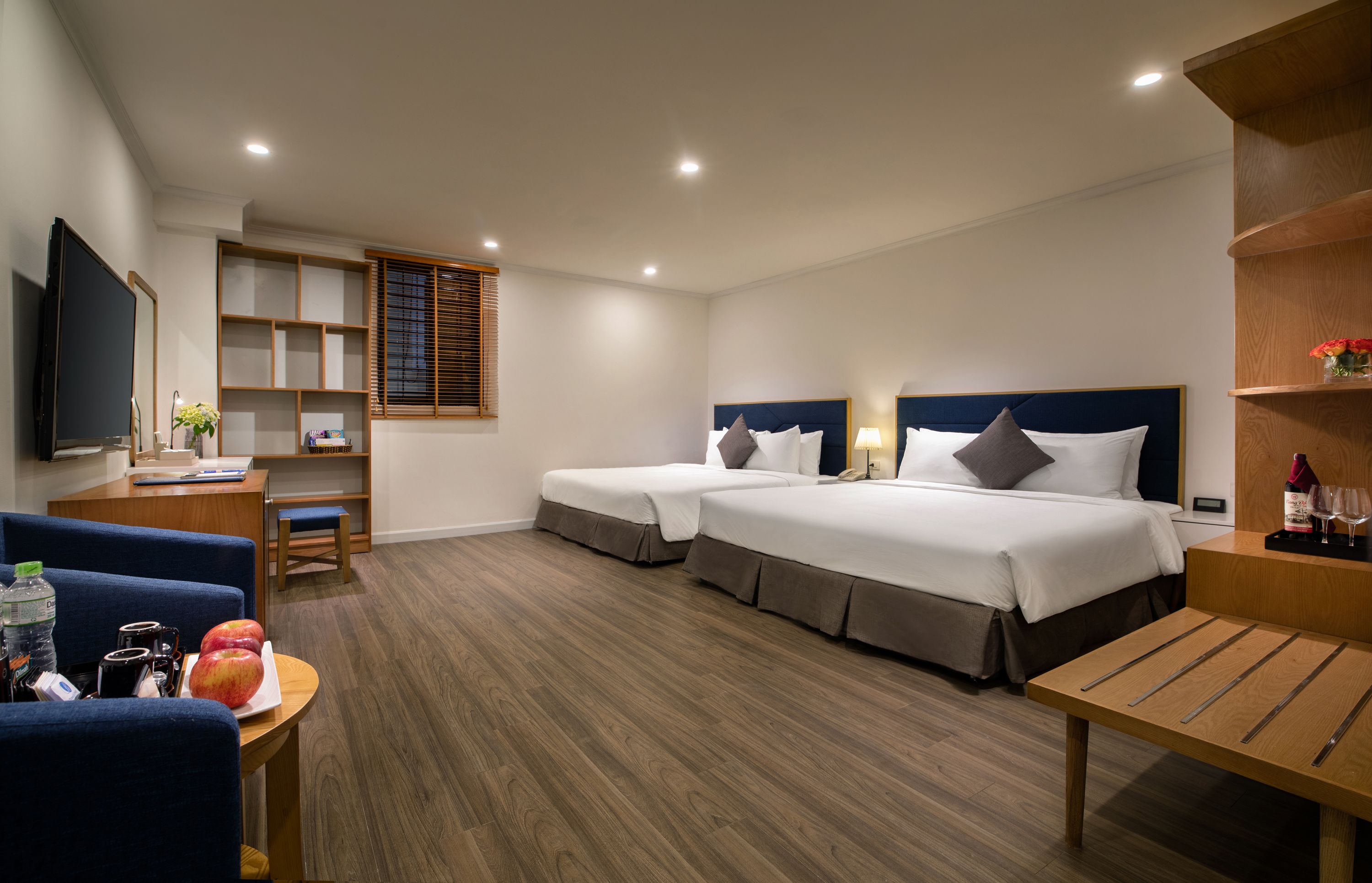 family room (grand) | premium bedding, minibar, in-room safe, desk