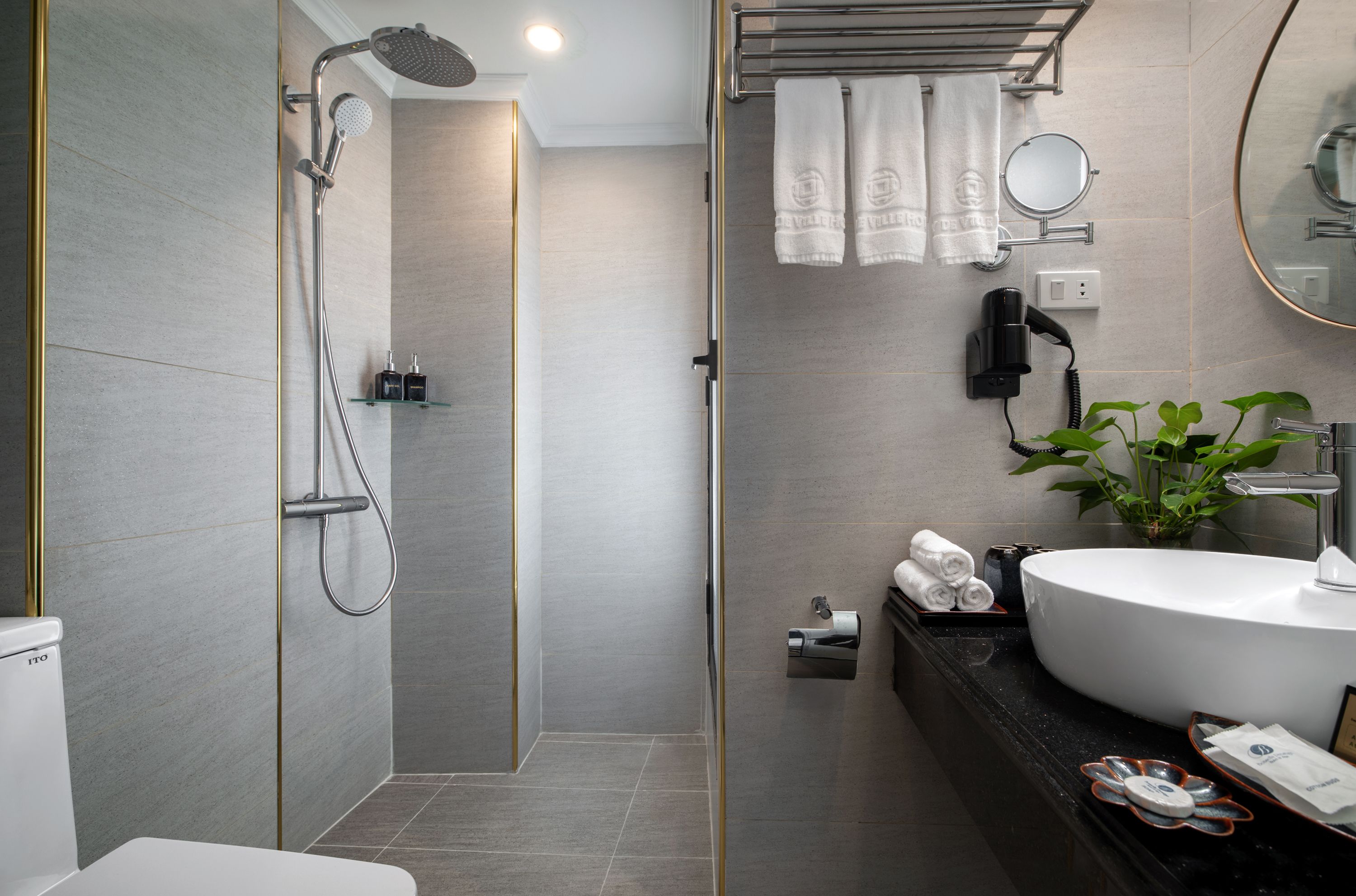 family room, city view | bathroom | shower, hydromassage showerhead, free toiletries, hair dryer