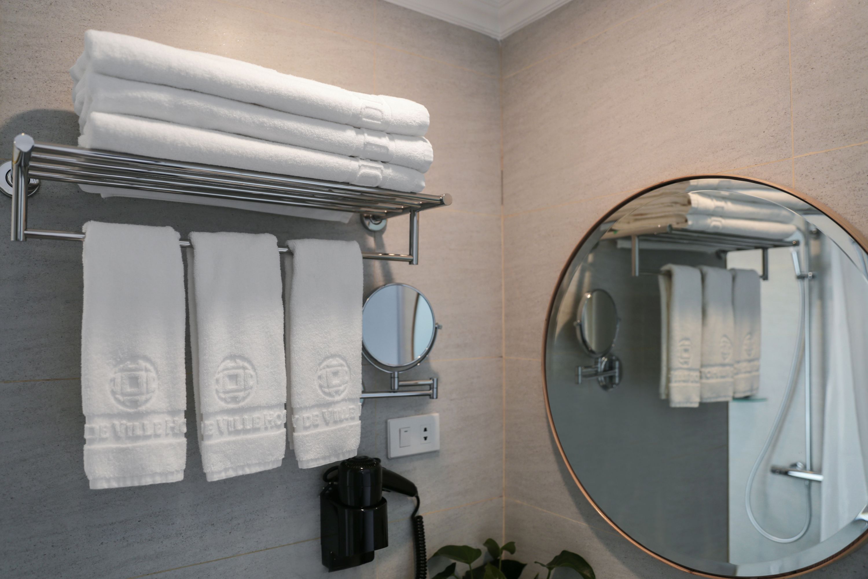 family room, city view | bathroom | shower, hydromassage showerhead, free toiletries, hair dryer