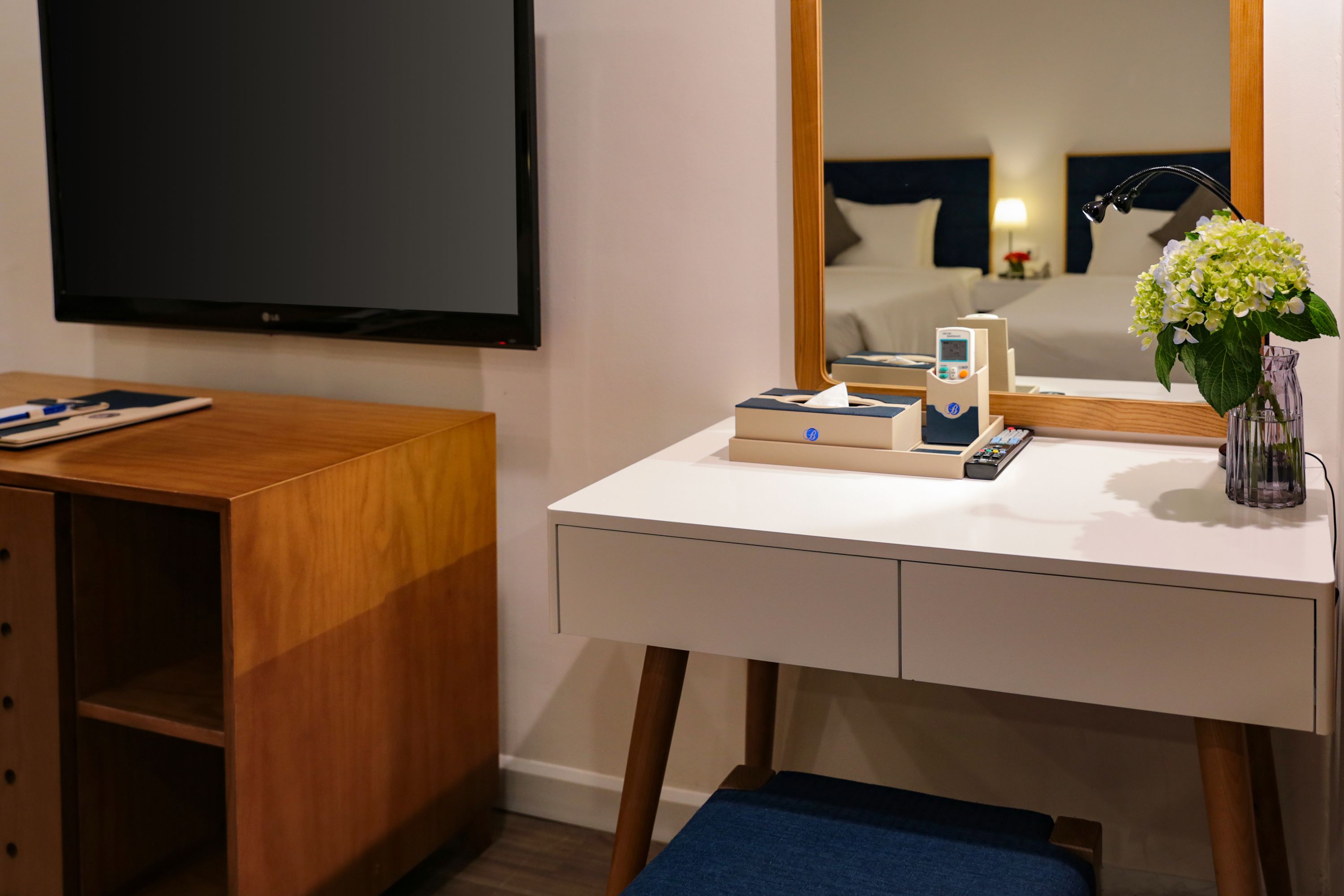 family room (grand) | premium bedding, minibar, in-room safe, desk