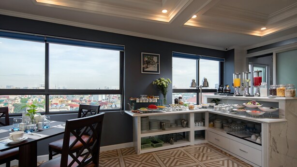 Breakfast, lunch and dinner served - Hanoi Backpackers Hostel & Rooftop bar (Hanoi)