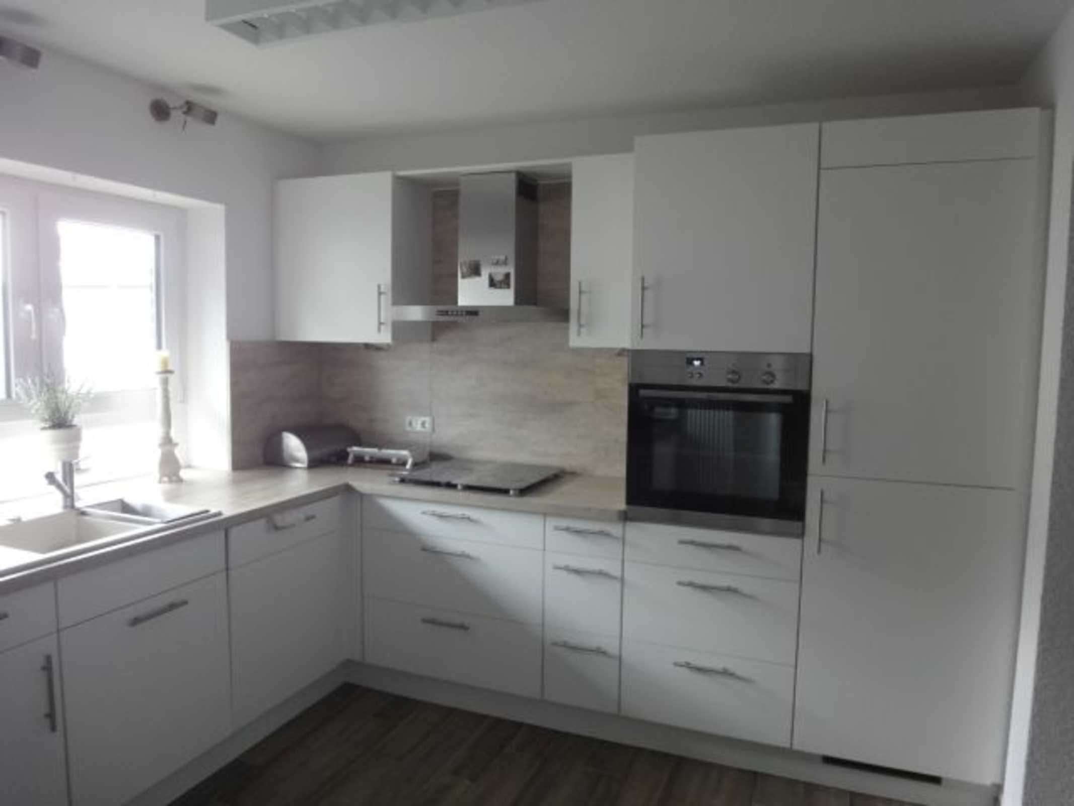 Kühlschrank, Ofen, Geschirrspüler, Wasserkocher mit Kaffee-/Teezubehör