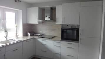 Køleskab, ovn, opvaskemaskine, kaffe-/temaskine