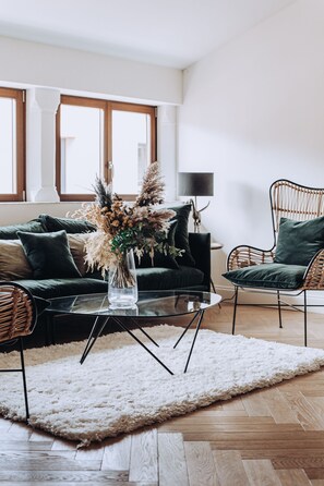 Penthouse, 3 Schlafzimmer, Stadtblick | Wohnzimmer | 56-Zoll-Smart-TV mit Digitalempfang, Fernseher, Netflix