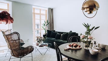 Suite Deluxe, 1 habitación, vista a la ciudad | Sala de estar | Smart TV de 56 pulgadas con canales digitales, televisión y Netflix