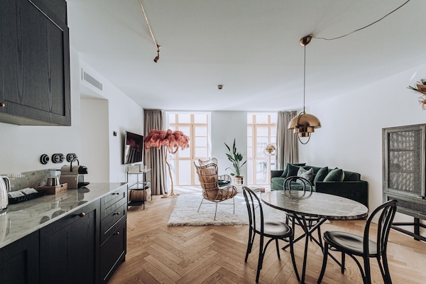 Deluxe suite, 1 slaapkamer, uitzicht op de stad | Woonruimte | Een 56-inch smart-tv met digitale zenders, televisie en Netflix